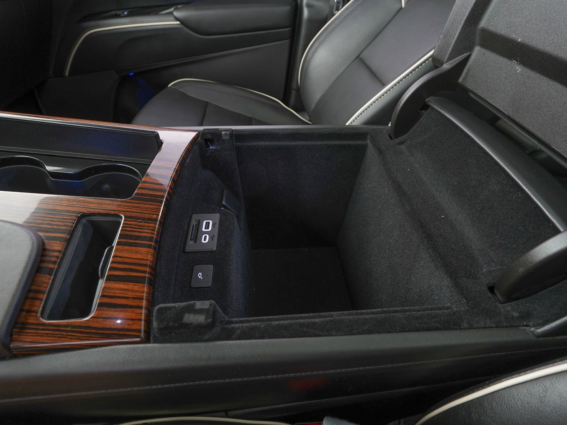 Used 2022 Cadillac Escalade Premium Luxury AWD/4WD image 27