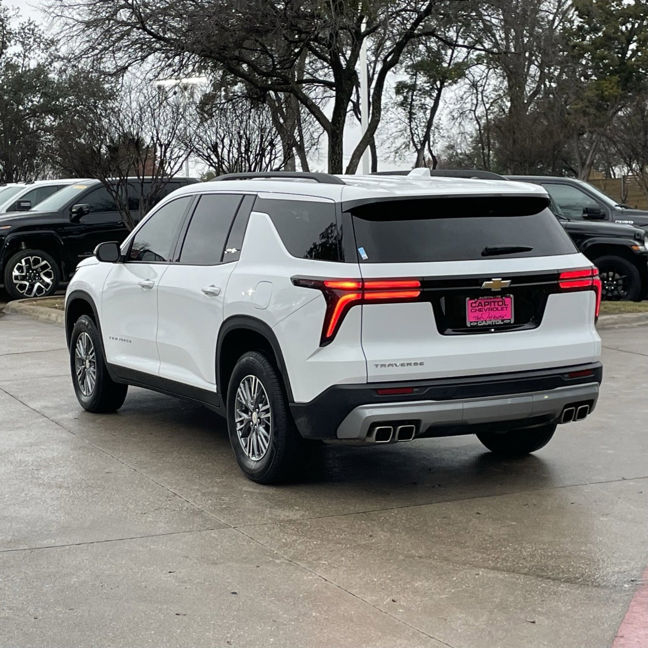 Used 2025 Chevrolet Traverse LT image 4