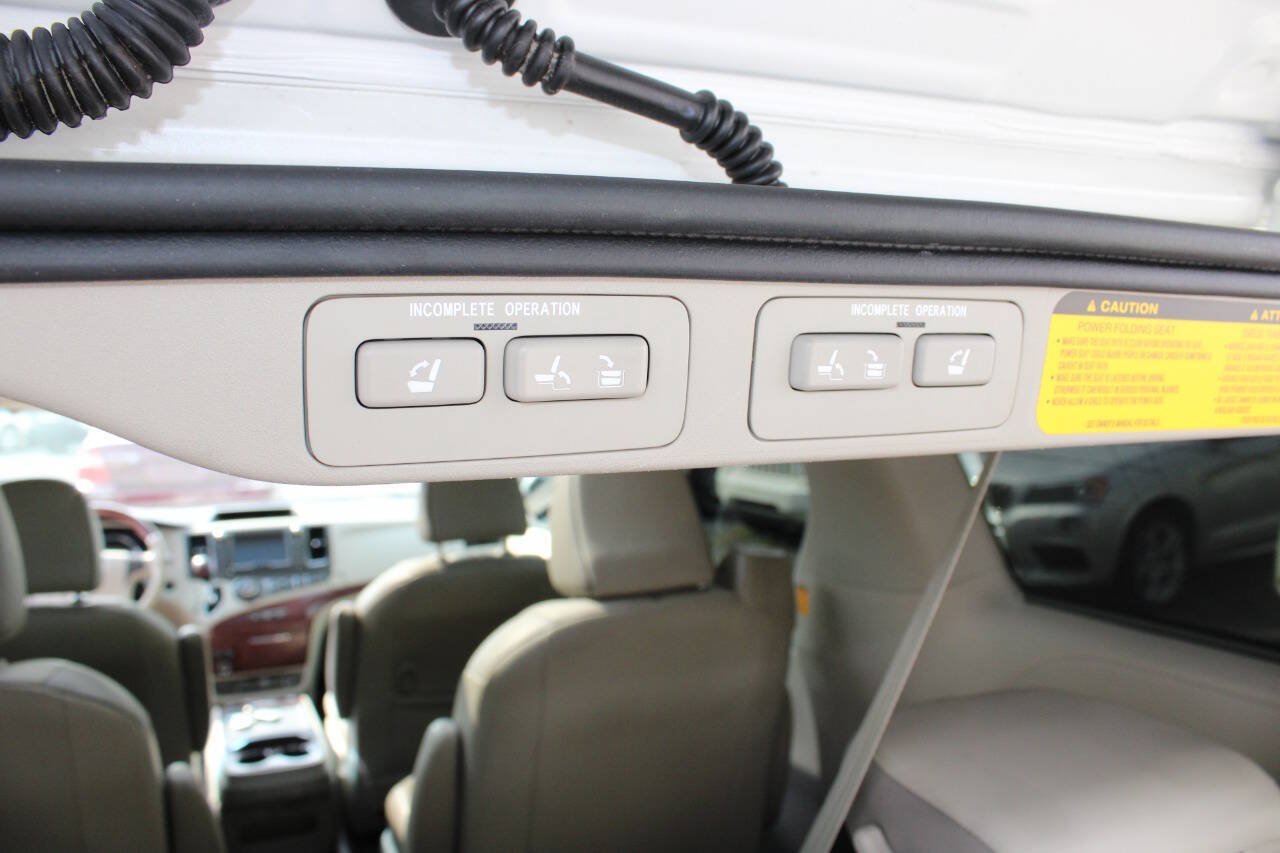Used 2013 Toyota Sienna Limited w/ Premium Pkg FWD image 30