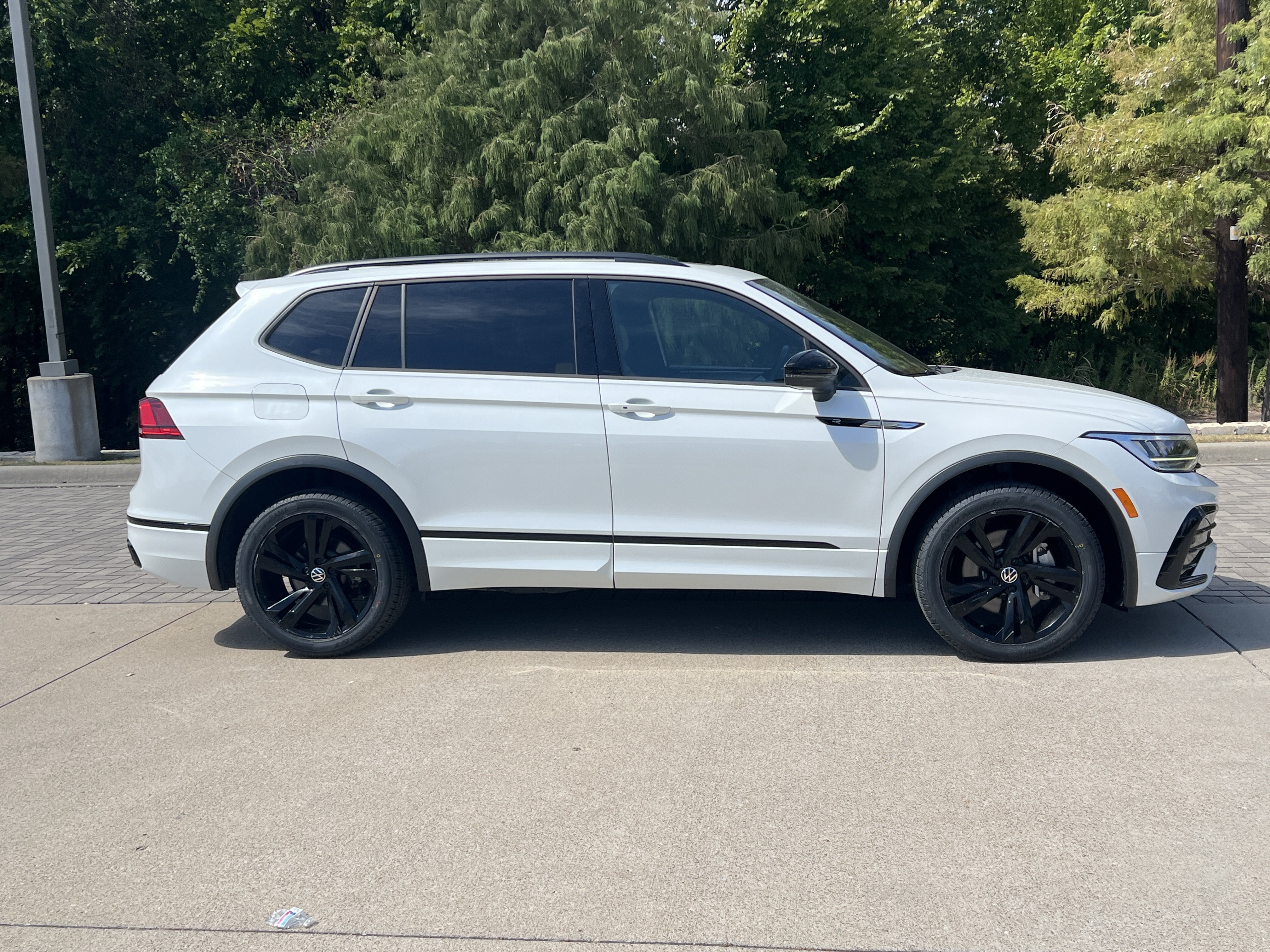 Certified 2023 Volkswagen Tiguan SE R-Line FWD image 10