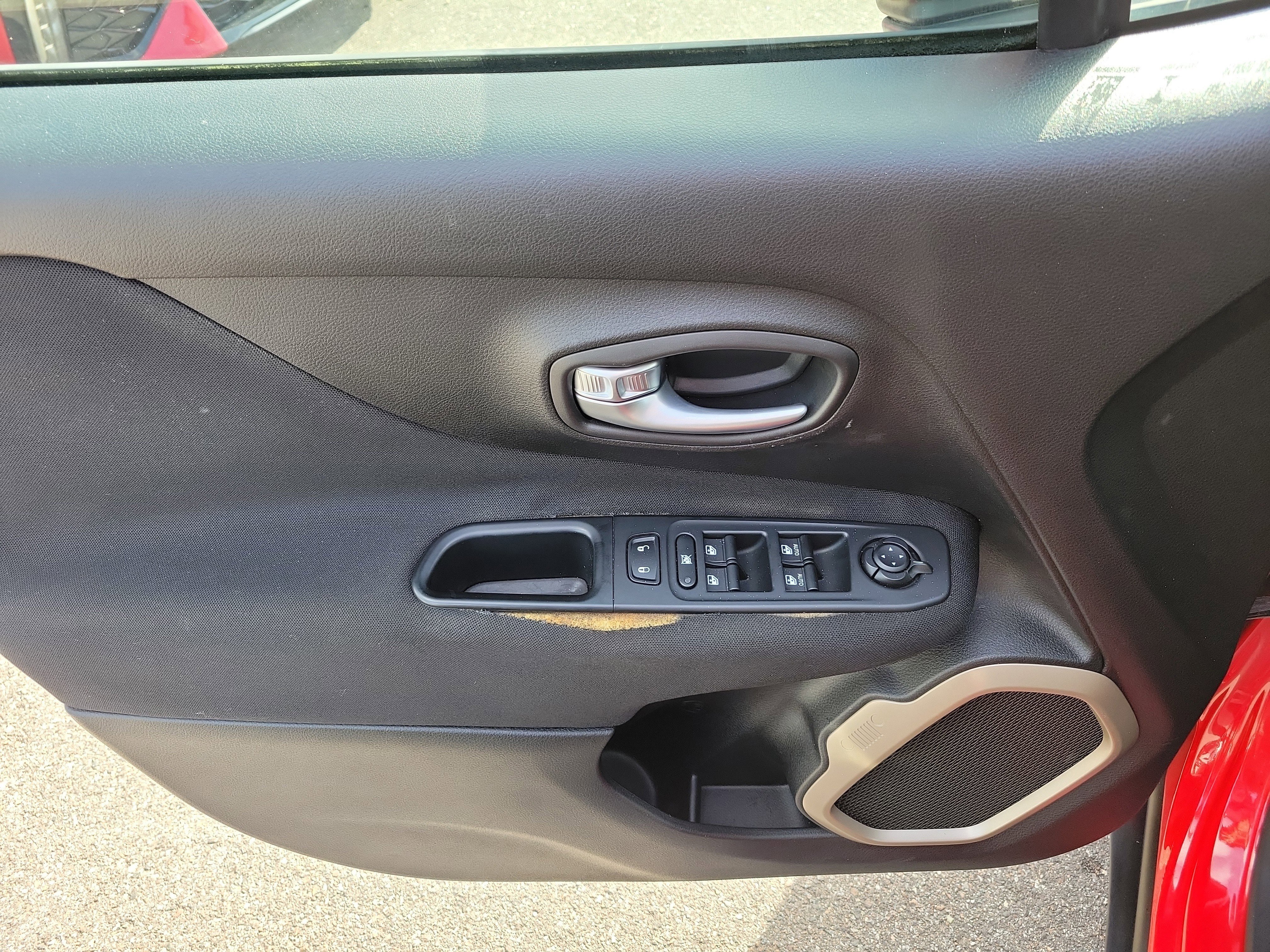 Used 2015 Jeep Renegade Latitude w/ Cold Weather Group II image 19