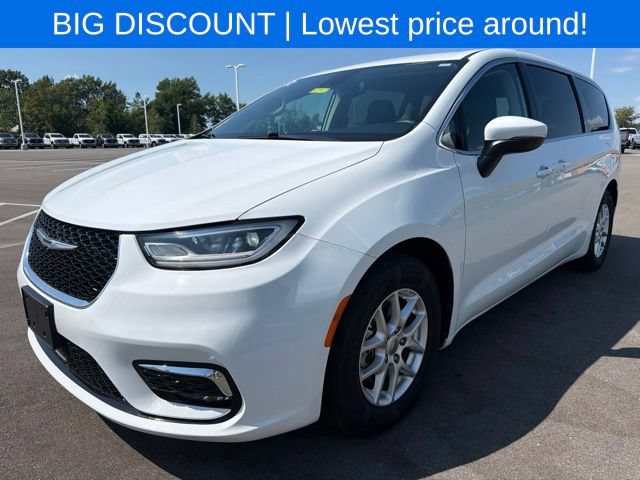 Used 2023 Chrysler Pacifica Touring-L FWD image 2