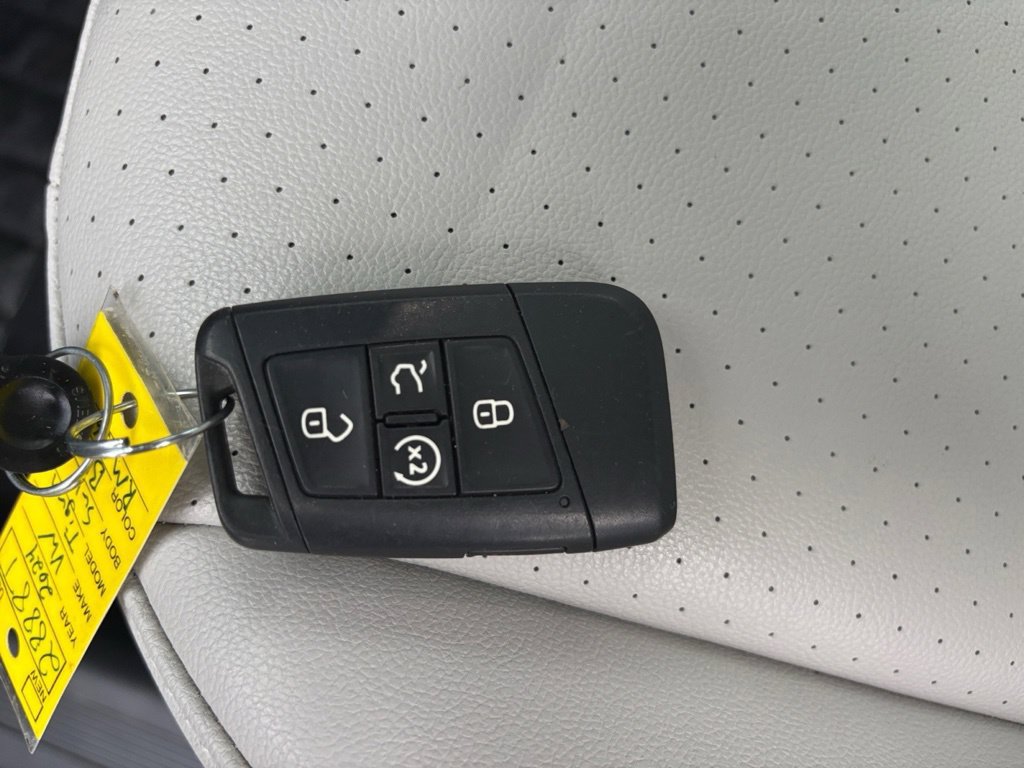 Certified 2024 Volkswagen Tiguan SE w/ Panoramic Sunroof Package AWD/4WD image 29