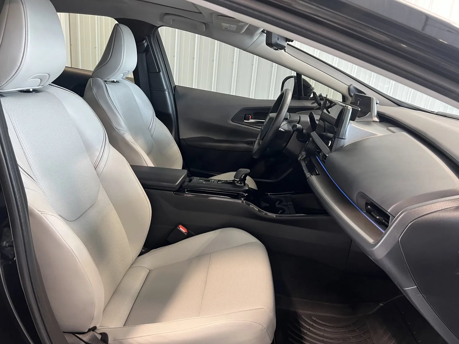 Used 2024 Toyota Prius Limited w/ Limited Premium Package FWD image 28
