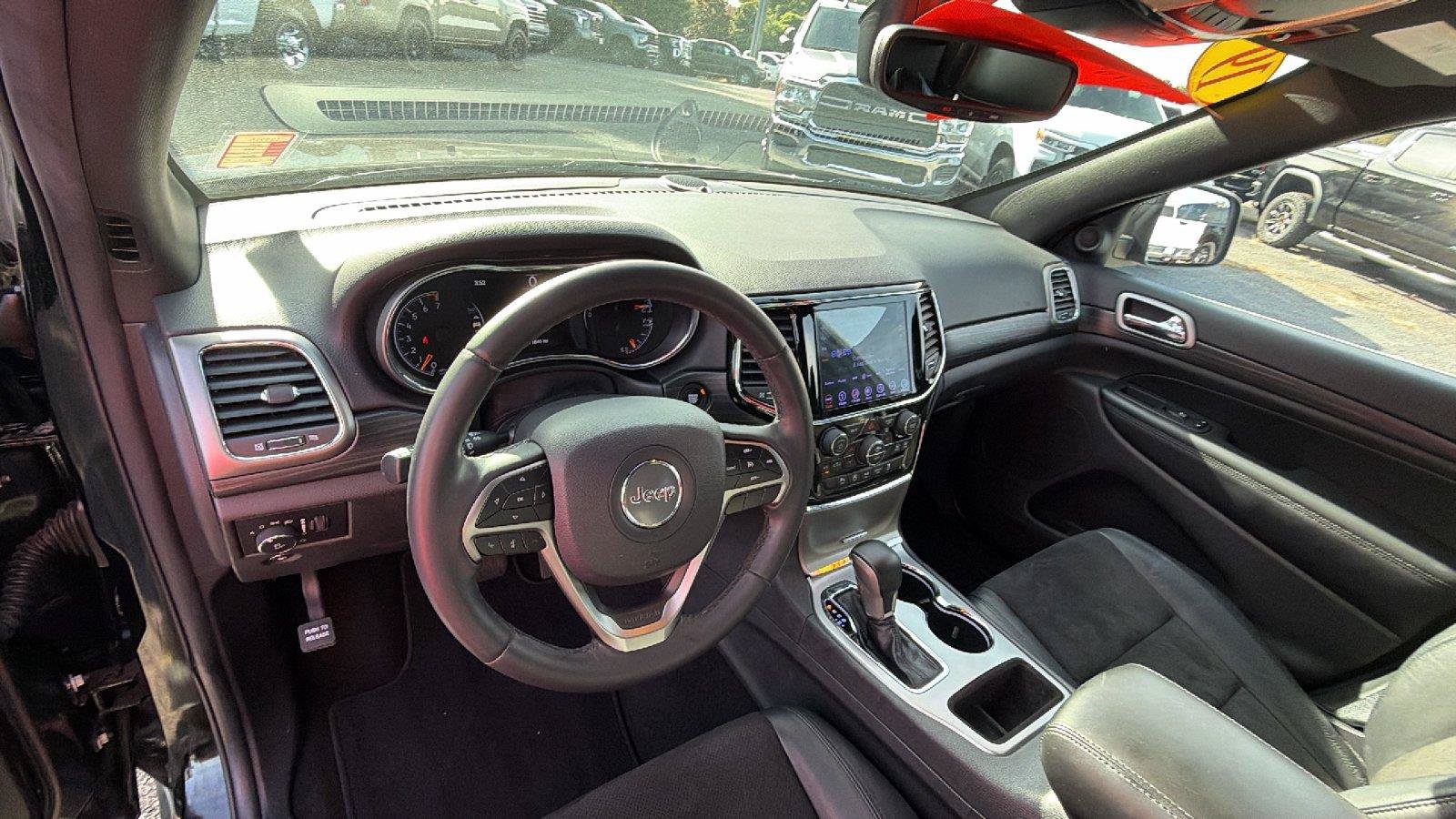 Used 2019 Jeep Grand Cherokee Laredo w/ Laredo X Package RWD image 3