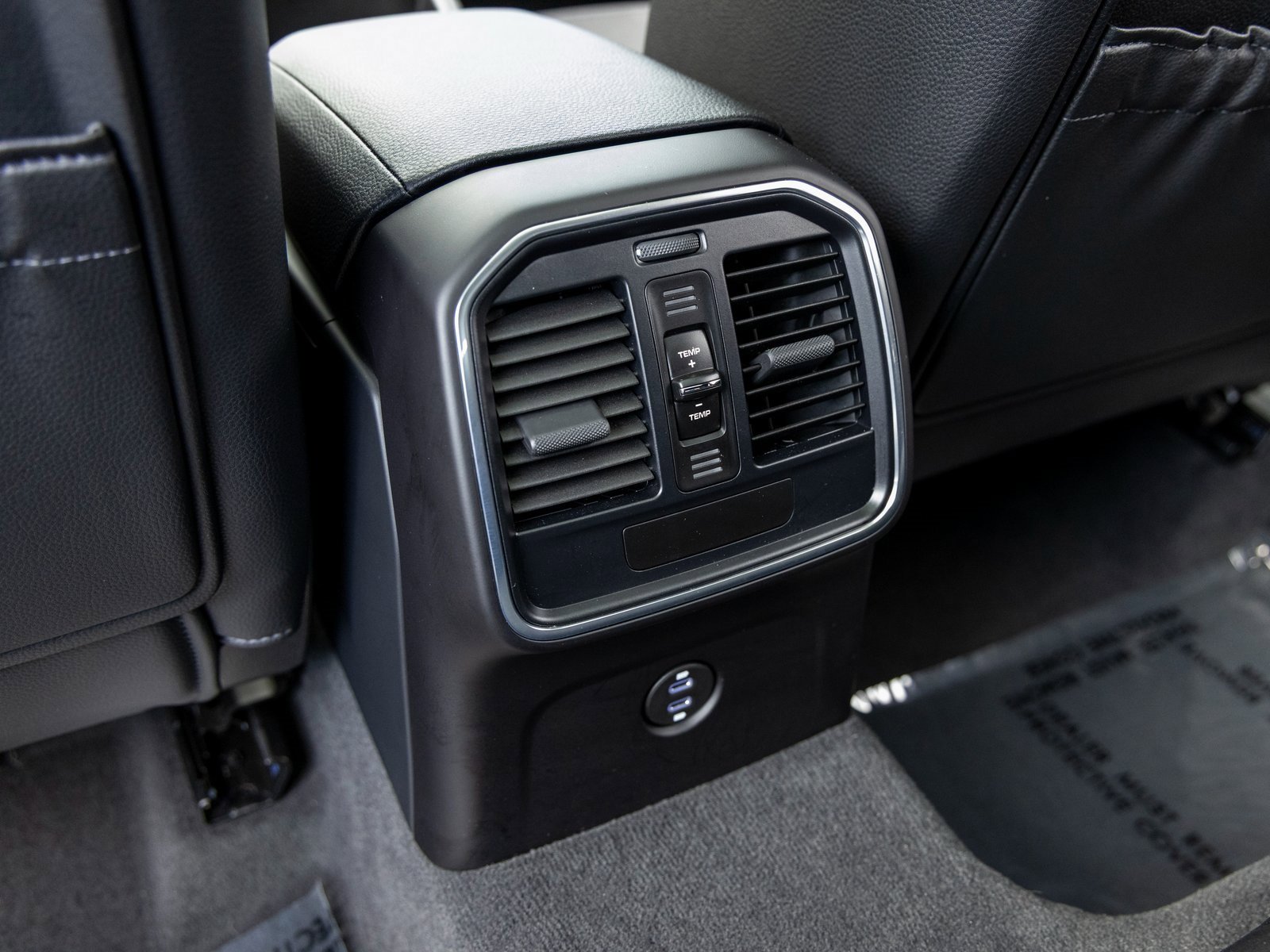 Certified 2025 Porsche Macan image 38