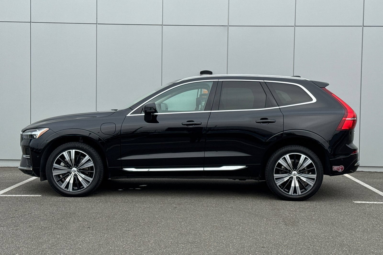 Used 2023 Volvo XC60 T8 Ultimate w/ Climate Package AWD/4WD image 2