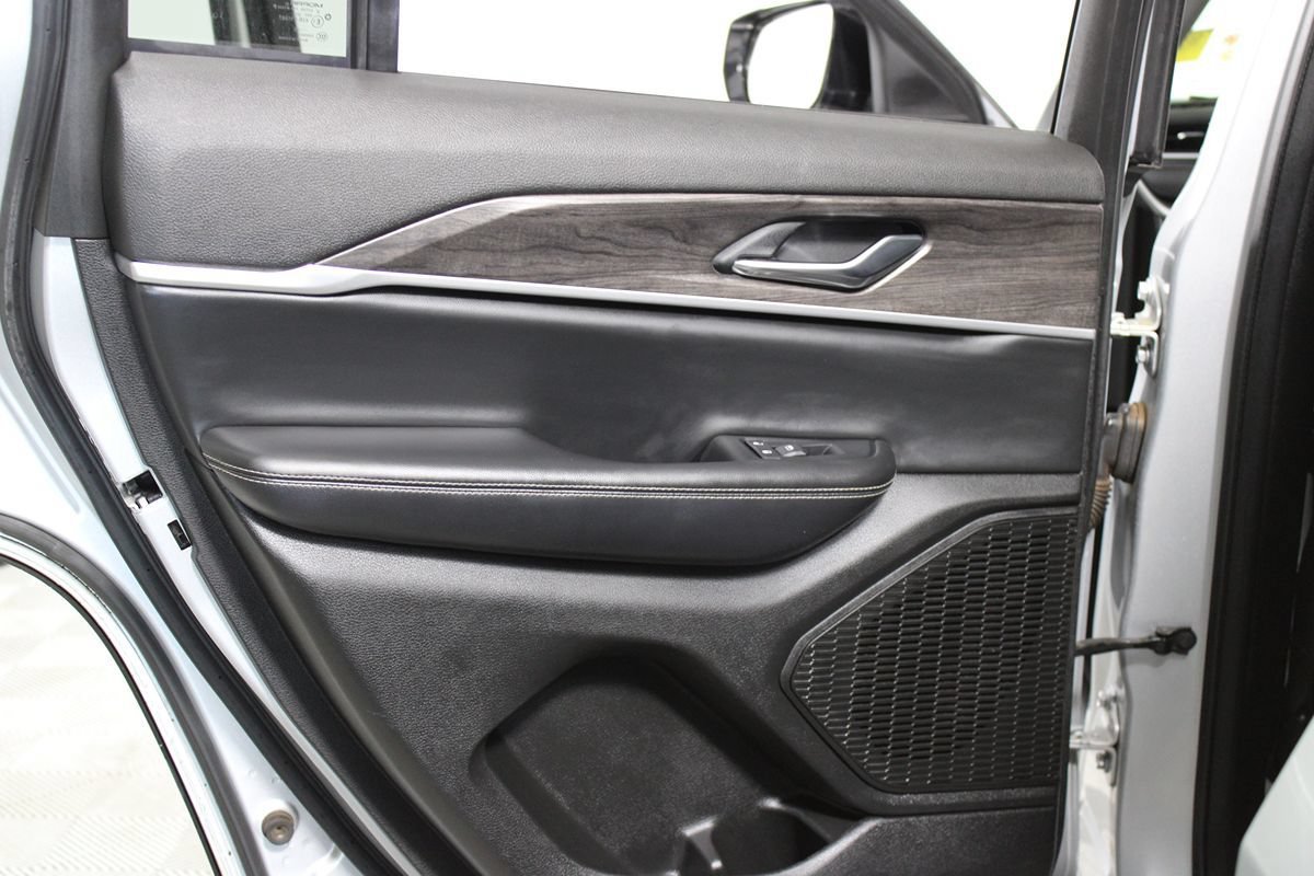 Used 2023 Jeep Grand Cherokee Limited AWD/4WD image 28