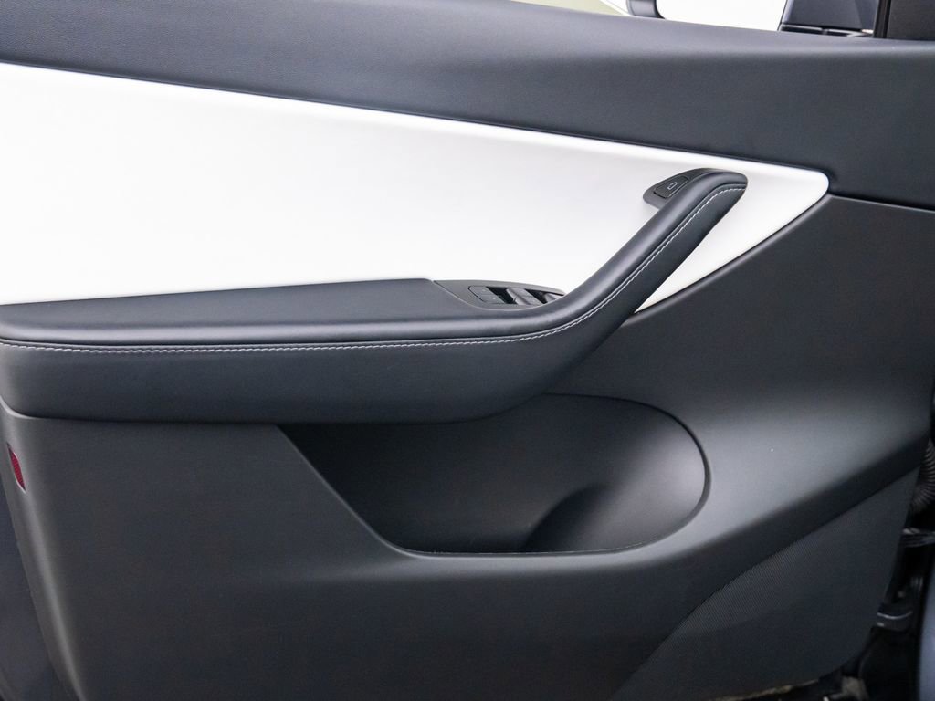 Used 2020 Tesla Model Y Long Range image 12