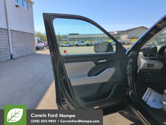 Used 2021 Toyota Highlander XLE AWD/4WD image 10