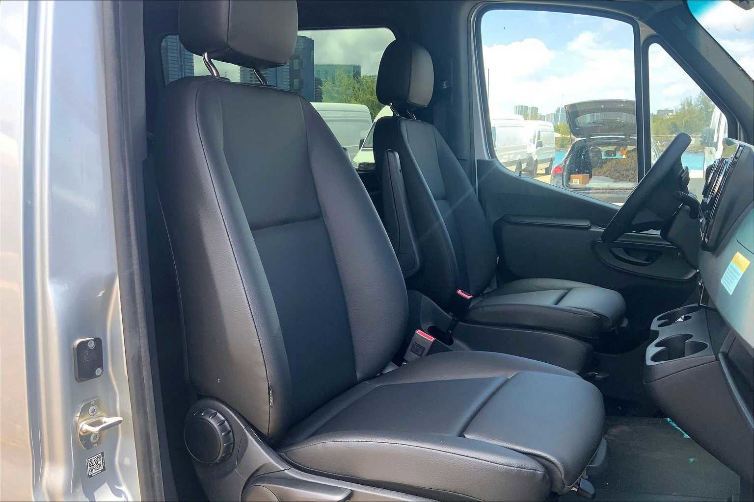 Used 2025 Mercedes-Benz Sprinter 2500 image 2