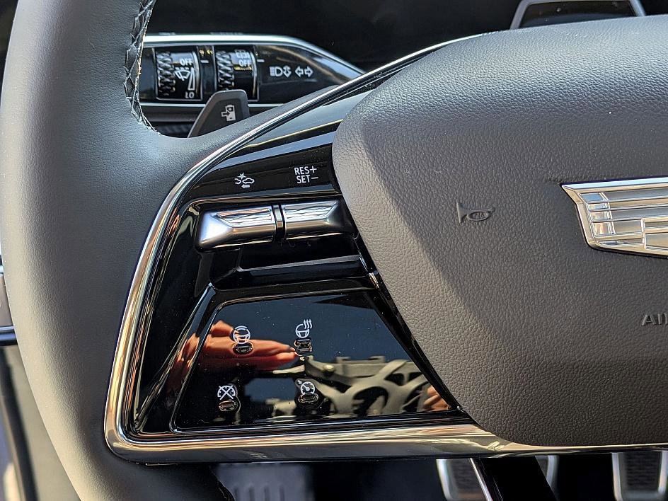 New 2026 Cadillac Optiq Luxury 2 image 16