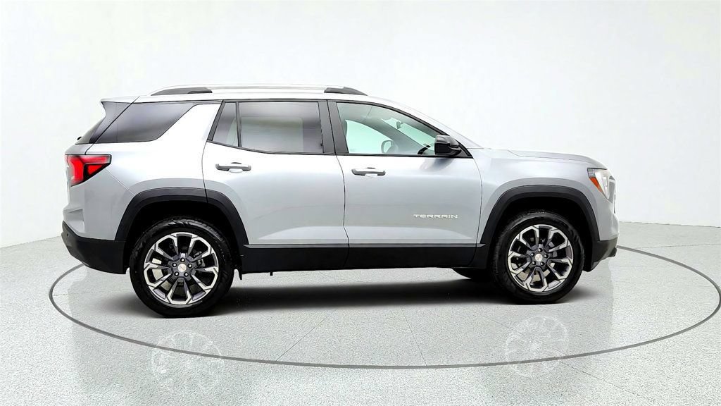 Used 2026 GMC Terrain Elevation w/ Elevation Premium Package FWD image 4