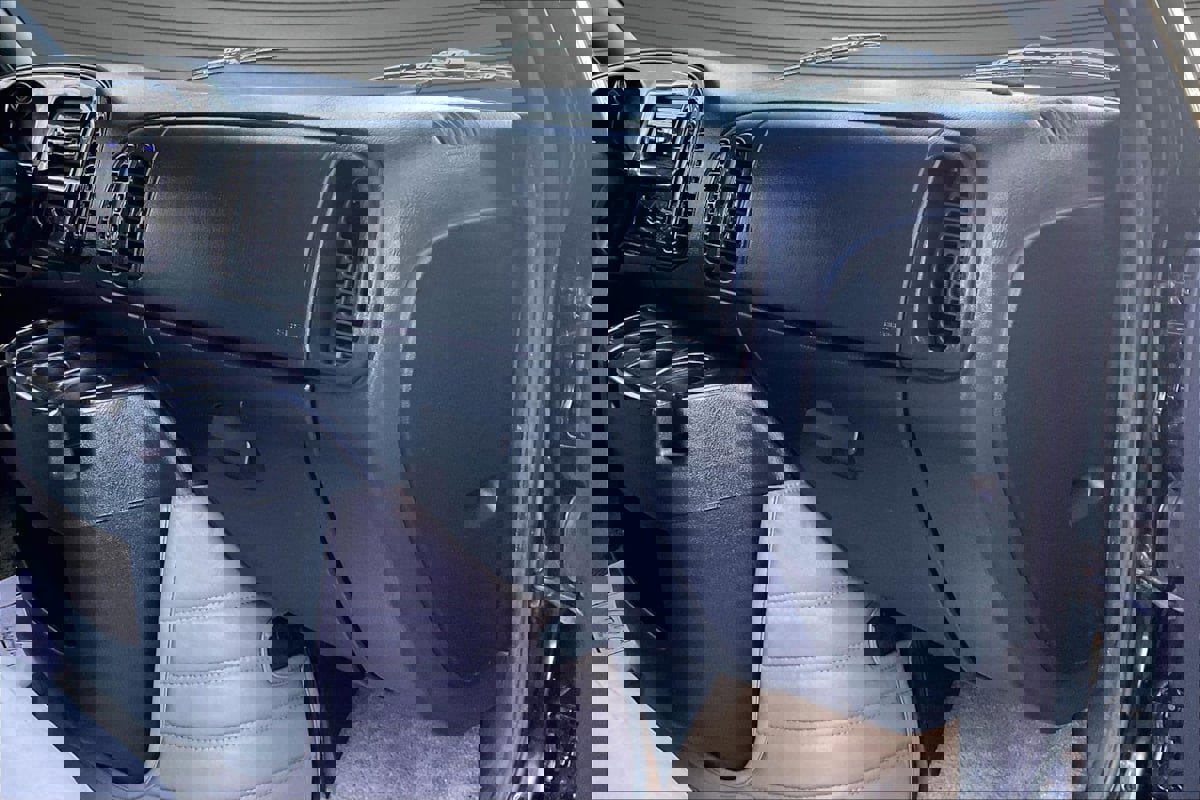 Used 2001 Dodge B3500 image 23