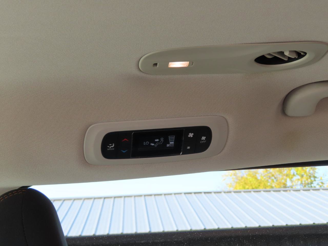 Used 2017 Chrysler Pacifica Touring FWD image 33