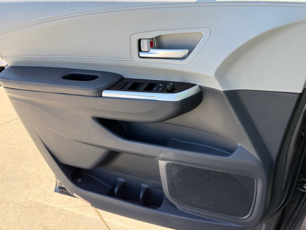 Used 2022 Toyota Sienna XLE AWD/4WD image 23