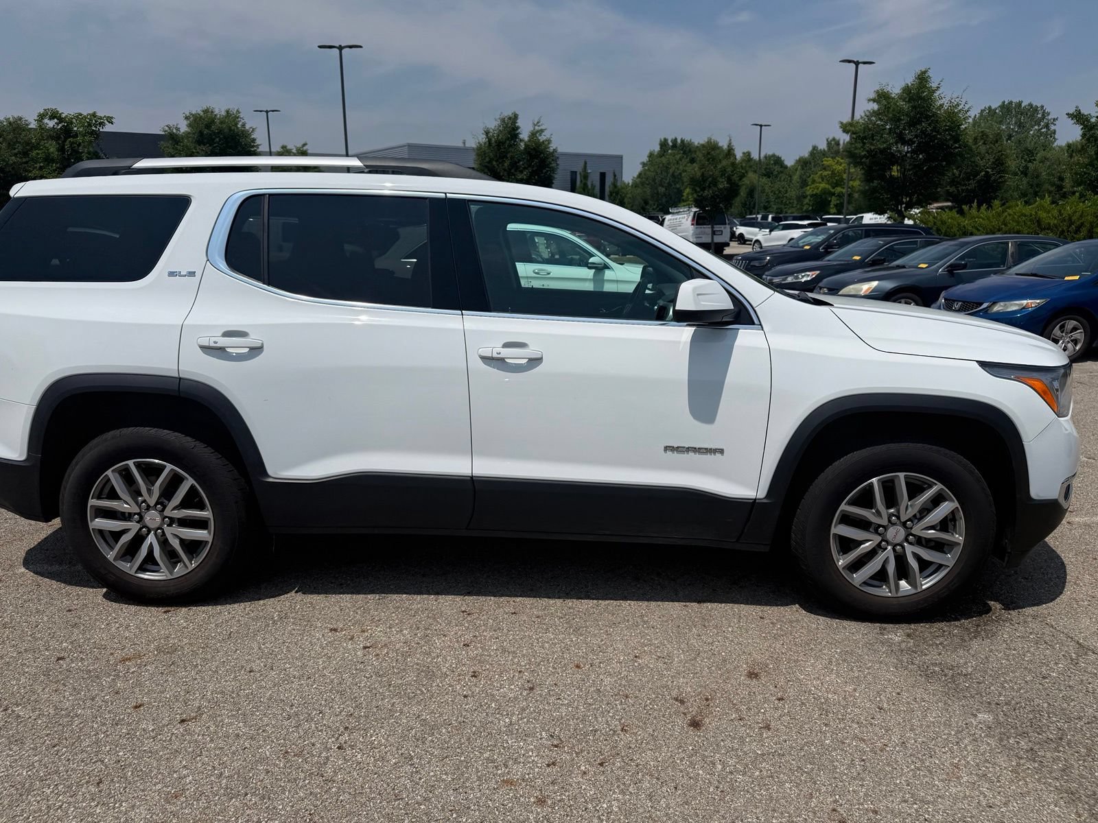 Used 2017 GMC Acadia SLE AWD/4WD image 4