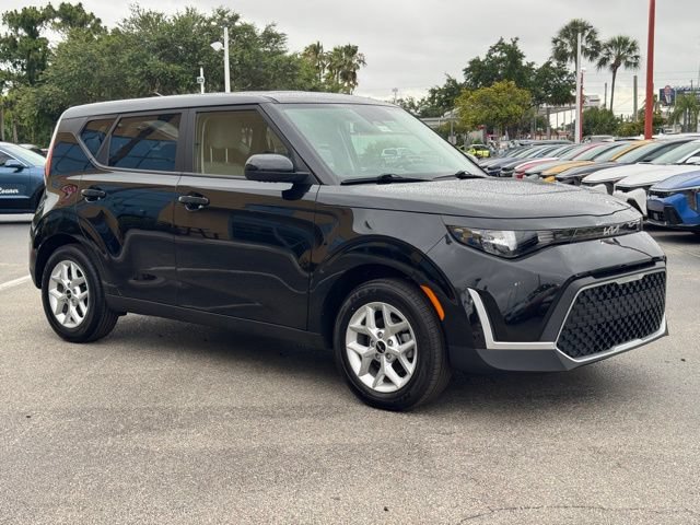Certified 2025 Kia Soul LX w/ LX Technology Package FWD image 8