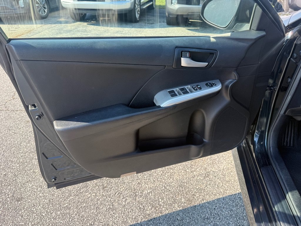 Used 2014 Toyota Camry SE FWD image 12