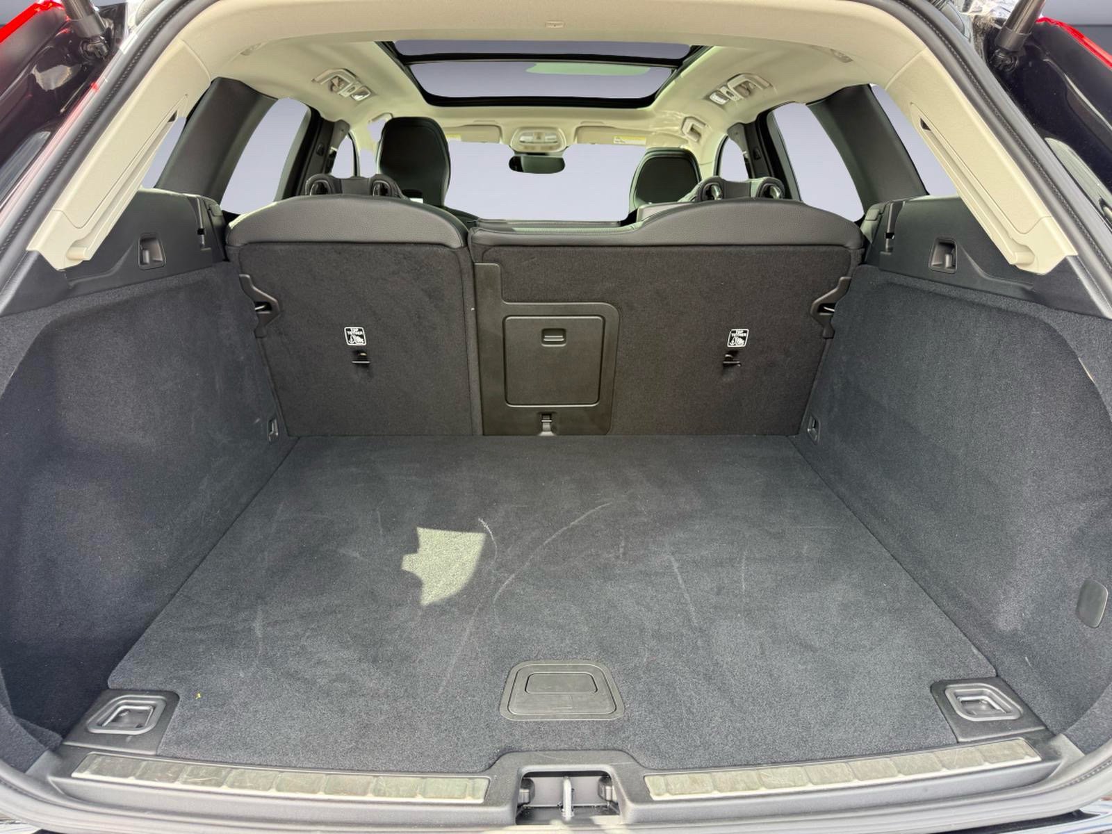 Used 2024 Volvo XC60 B5 Plus AWD/4WD image 8