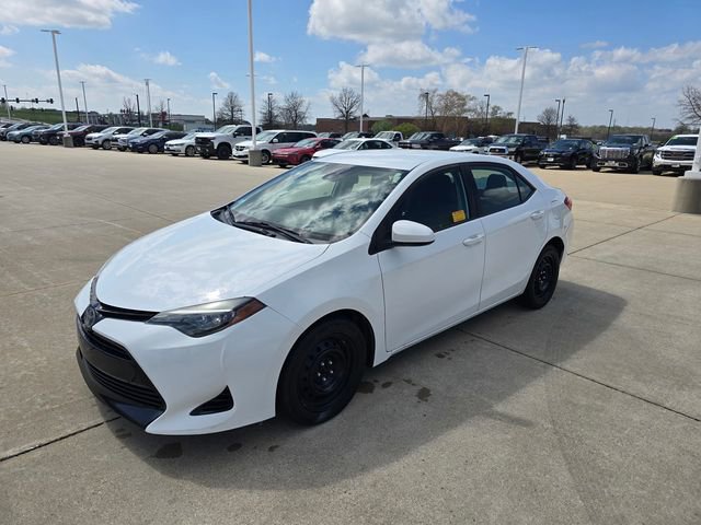 Used 2018 Toyota Corolla LE FWD image 3