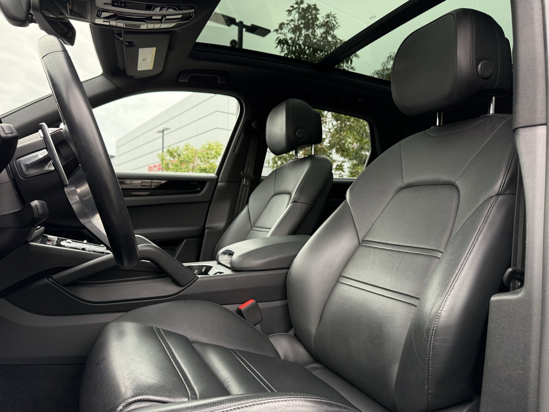 Certified 2022 Porsche Cayenne Platinum Edition image 5