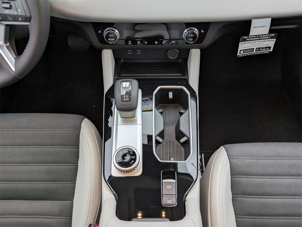 New 2025 Mitsubishi Outlander SE image 18