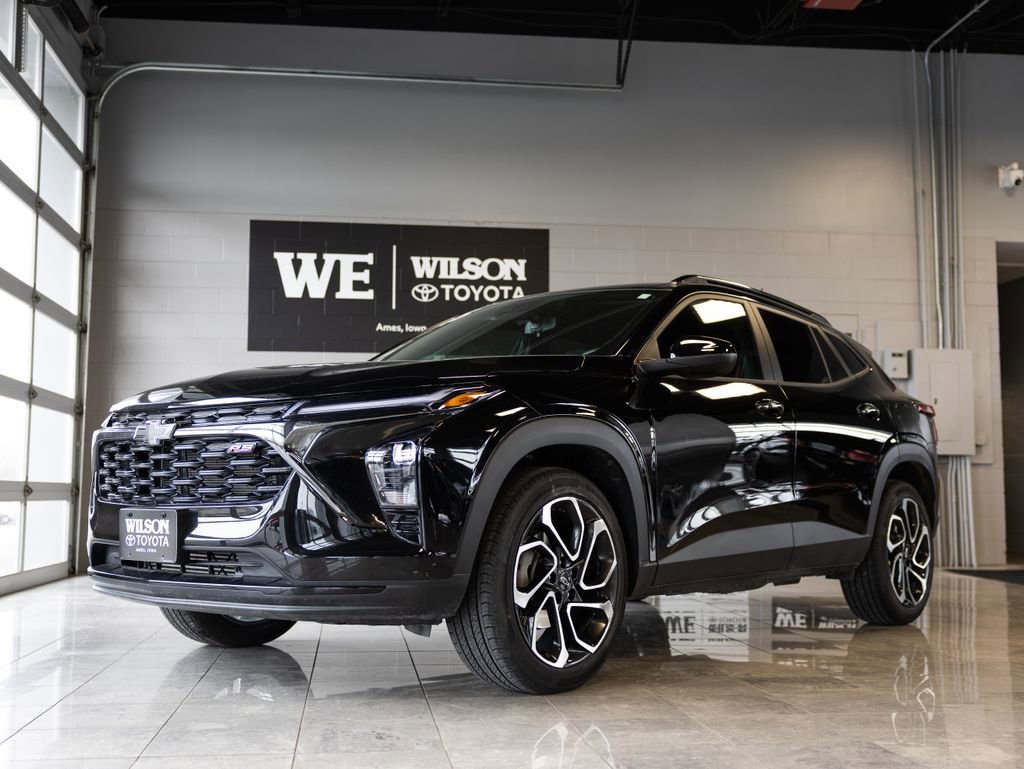 Used 2025 Chevrolet Trax RS w/ Sunroof Package image 2