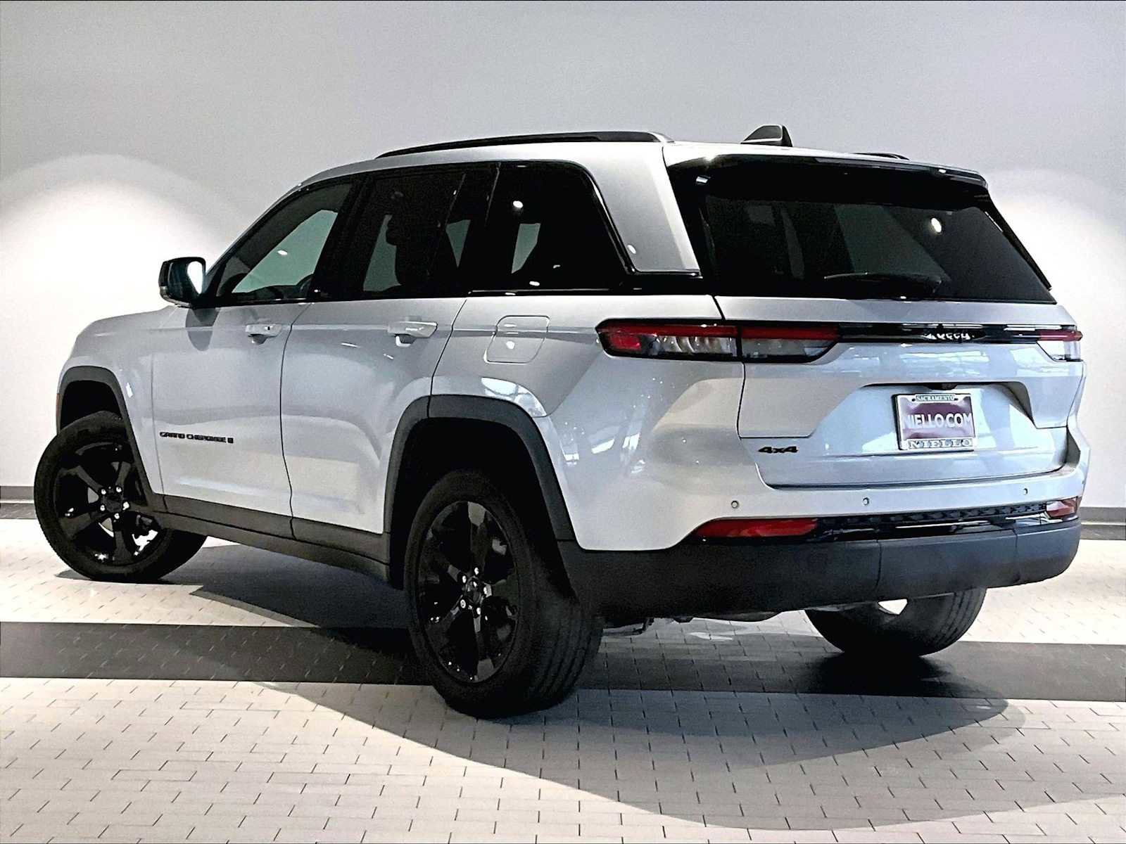 Used 2024 Jeep Grand Cherokee Altitude image 3