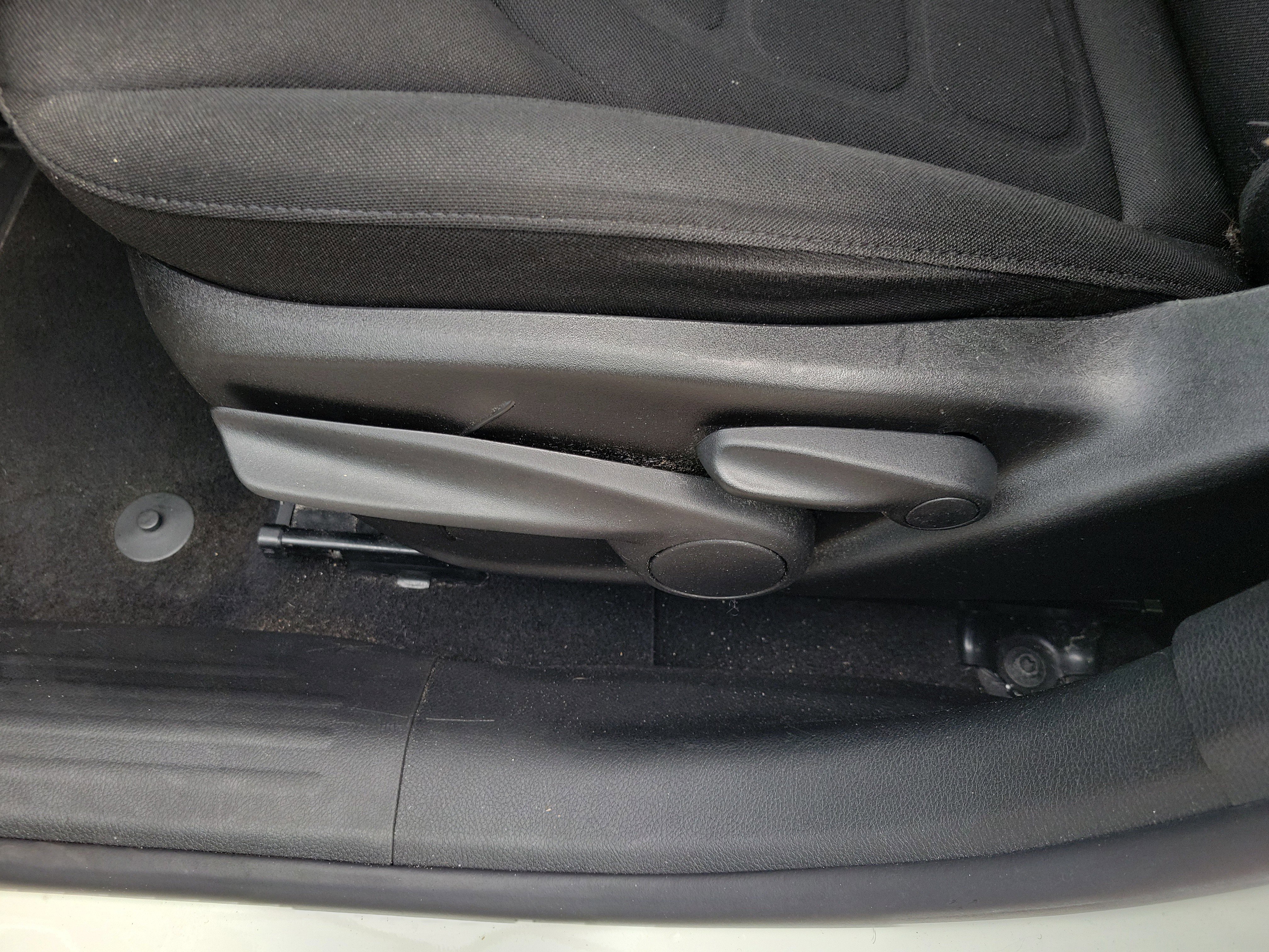 Used 2018 Jeep Renegade Latitude w/ Cold Weather Group image 9