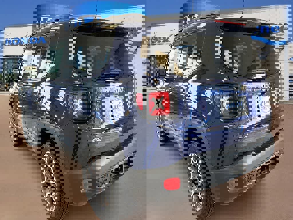 Used 2016 Jeep Renegade Latitude w/ Popular Equipment Group image 6