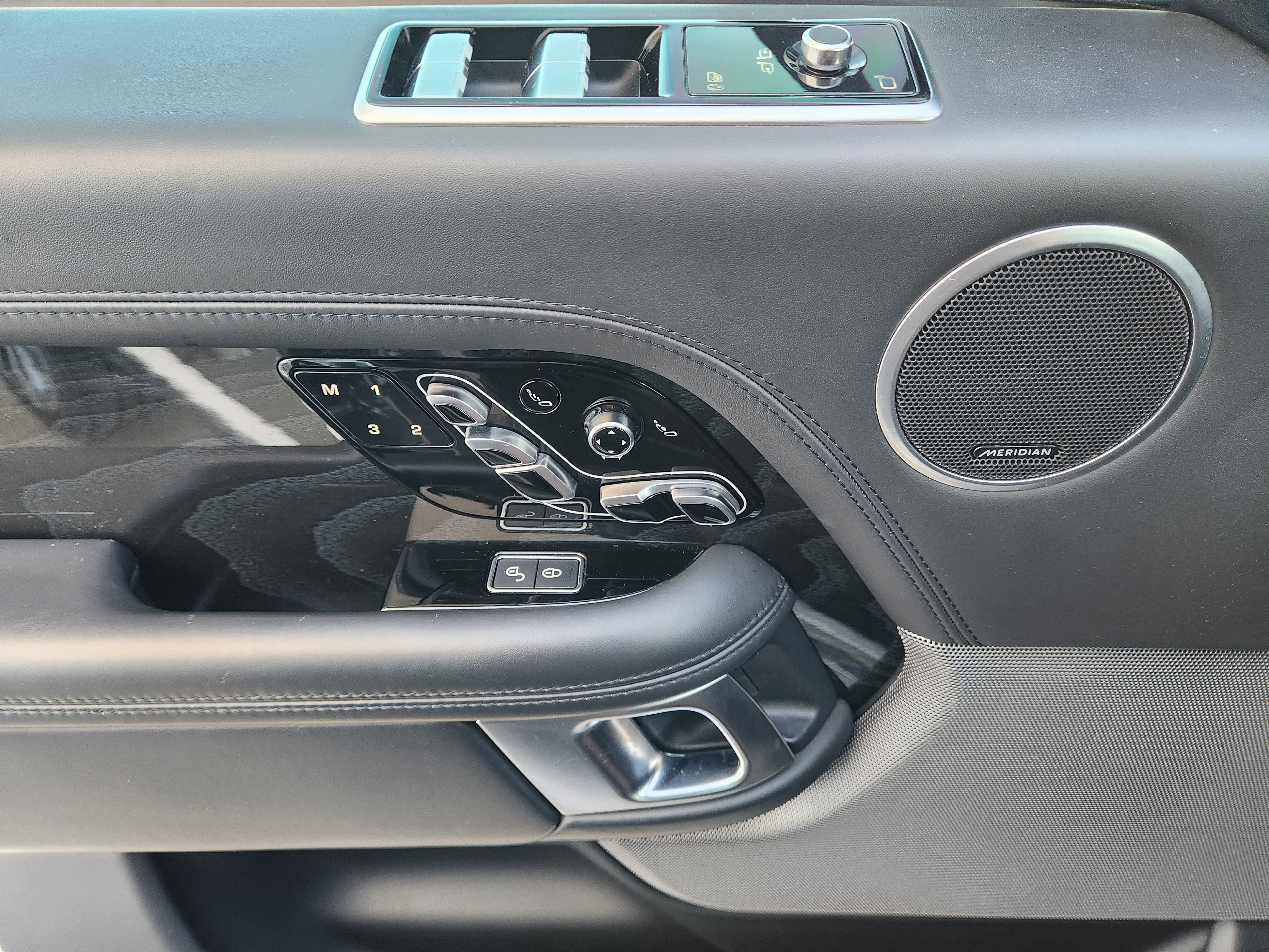 Used 2020 Land Rover Range Rover Long Wheelbase Autobiography image 22