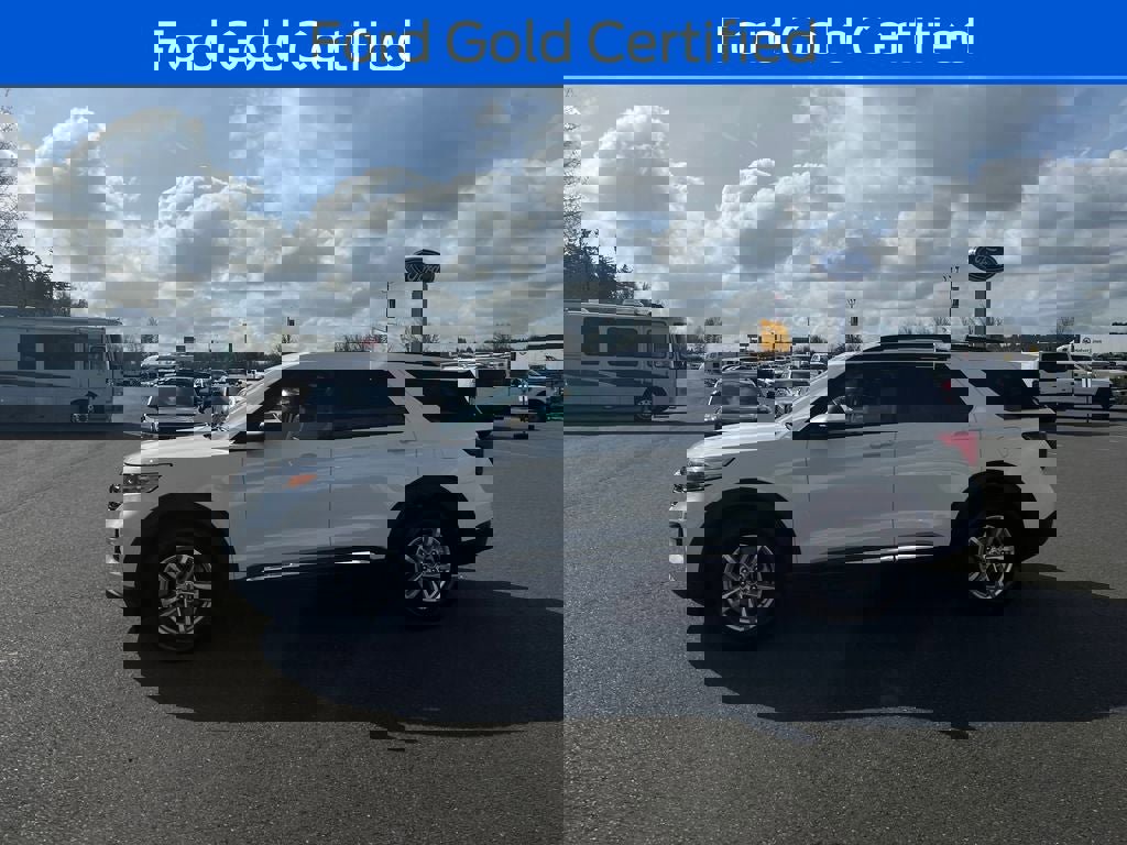 Used 2024 Ford Explorer XLT w/ Equipment Group 202A AWD/4WD image 3