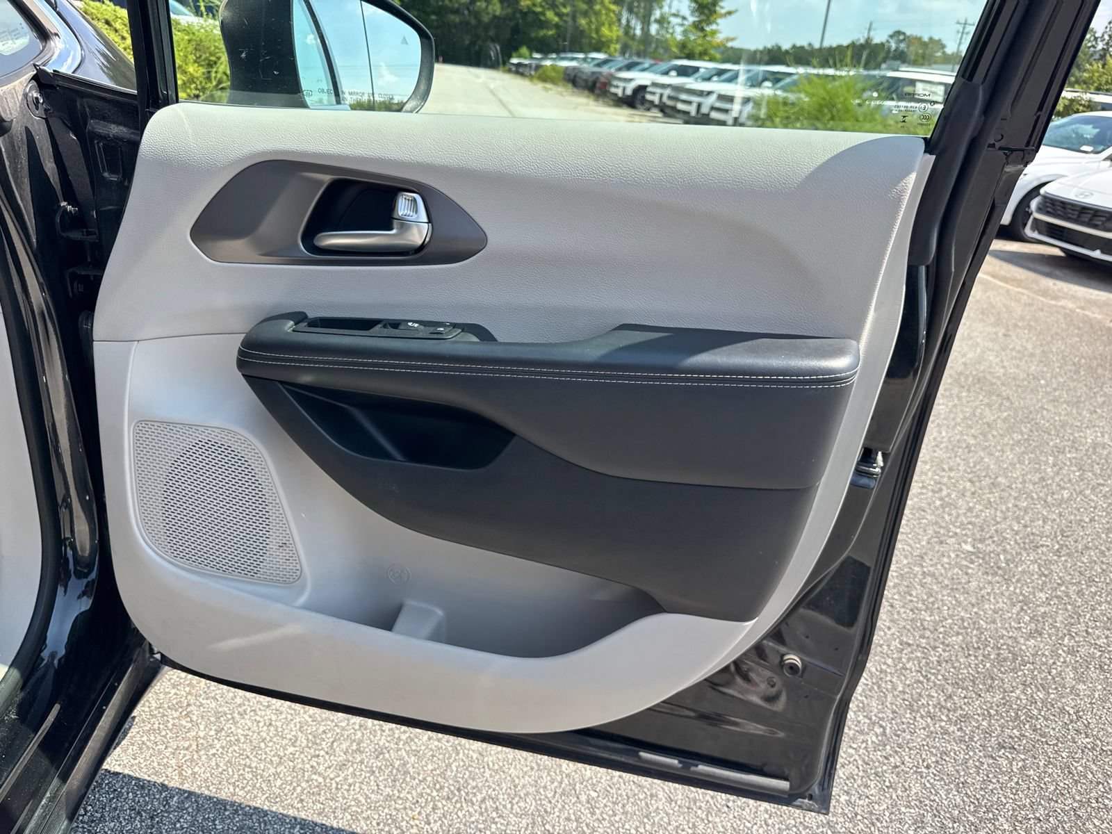 Used 2023 Chrysler Pacifica Touring-L FWD image 14
