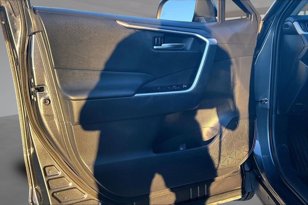 Used 2021 Toyota RAV4 XLE w/ Convenience Package image 20