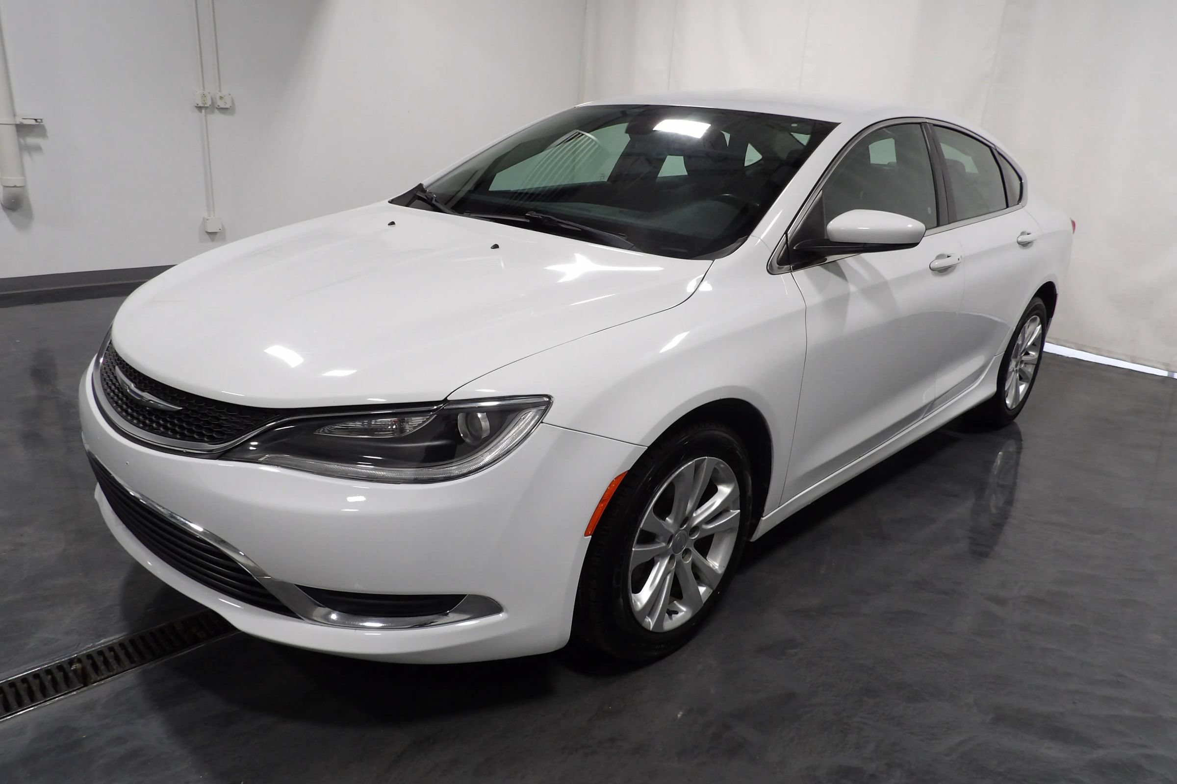 Used 2016 Chrysler 200 Limited w/ Convenience Group FWD image 3
