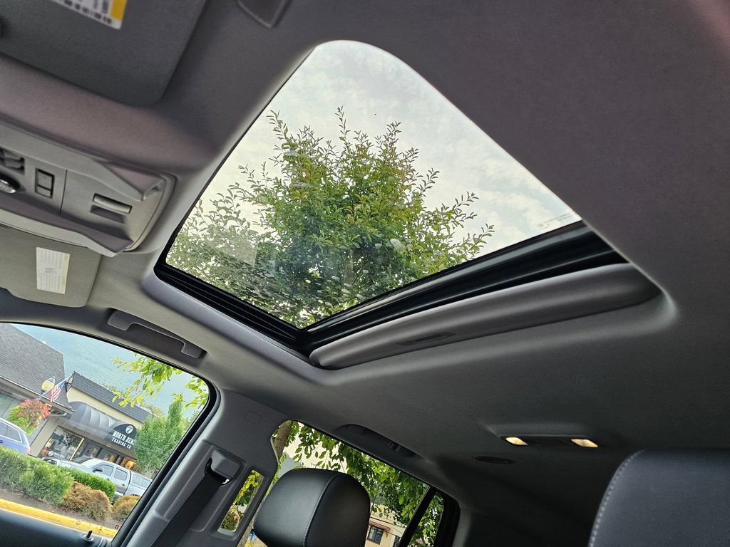 Used 2018 Chevrolet Tahoe LT w/ Luxury Package AWD/4WD image 27