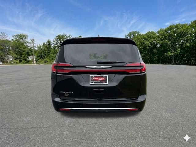 Used 2024 Chrysler Pacifica Touring-L FWD image 7