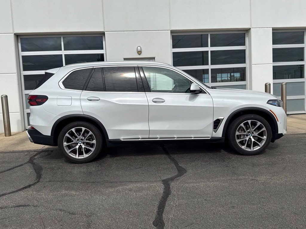 Used 2024 BMW X5 xDrive40i w/ Premium Package AWD/4WD image 3