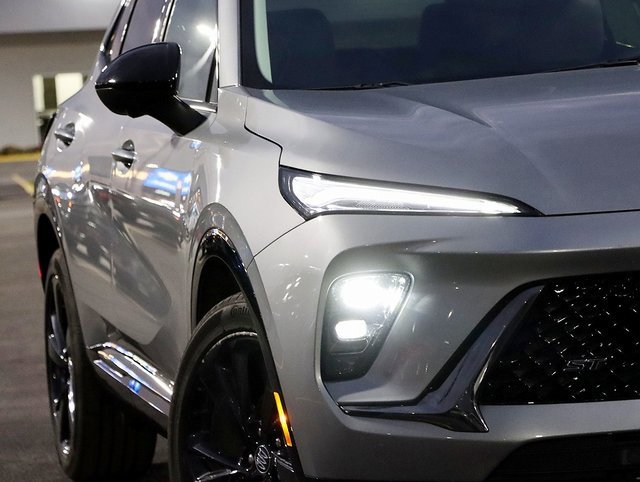 Certified 2025 Buick Envision Sport Touring image 4