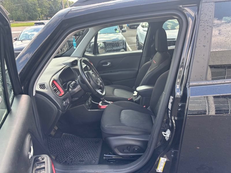 Used 2018 Jeep Renegade Trailhawk w/ UConnect 8.4 Nav Group AWD/4WD image 9