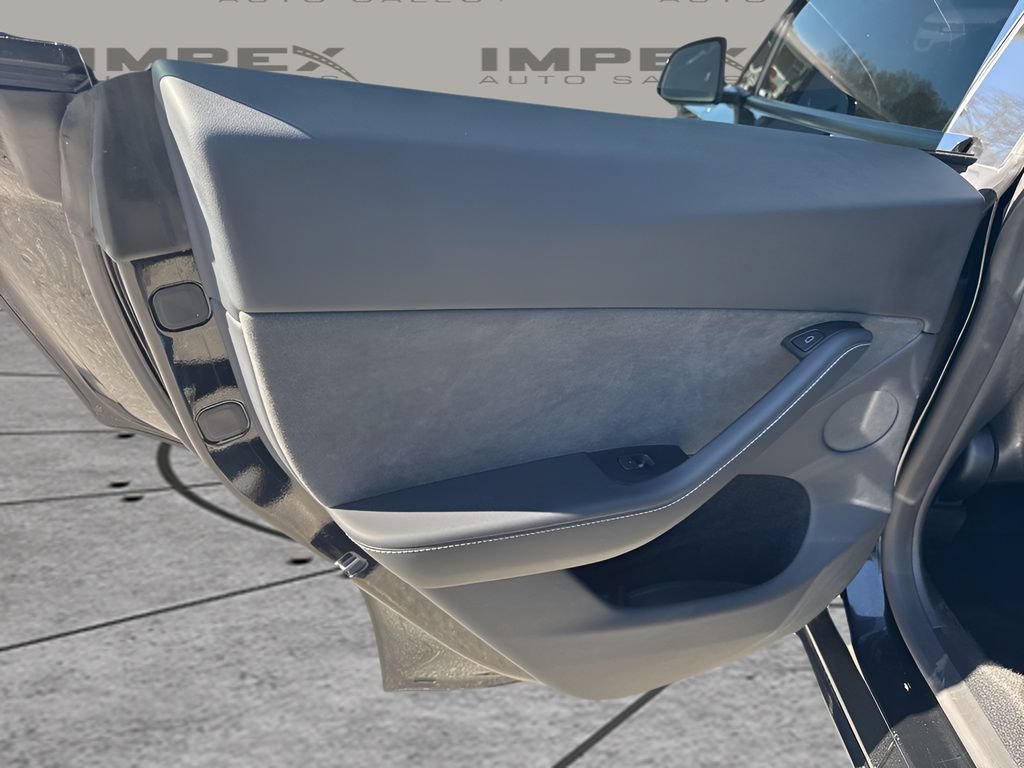 Used 2025 Tesla Model Y Long Range RWD image 30