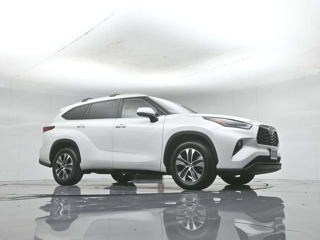 Used 2023 Toyota Highlander XLE FWD image 3
