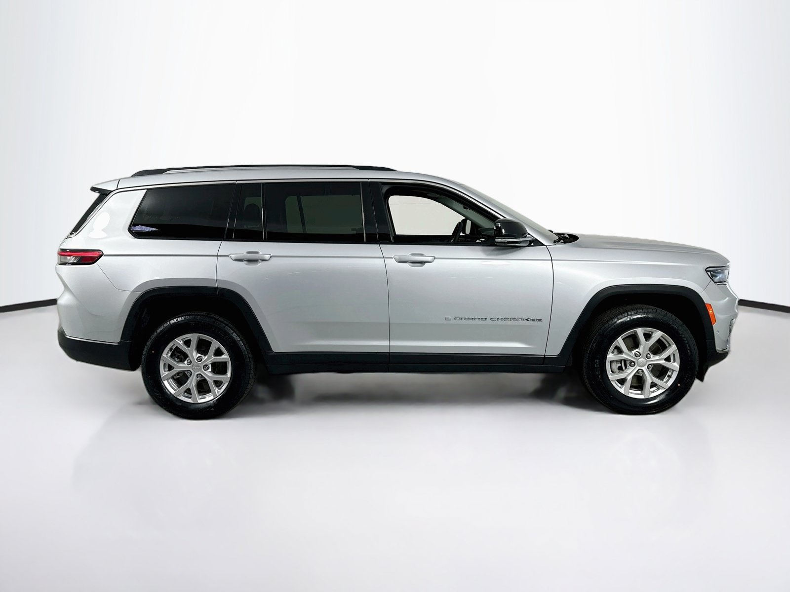 Used 2023 Jeep Grand Cherokee L Limited w/ Luxury Tech Group II RWD image 4