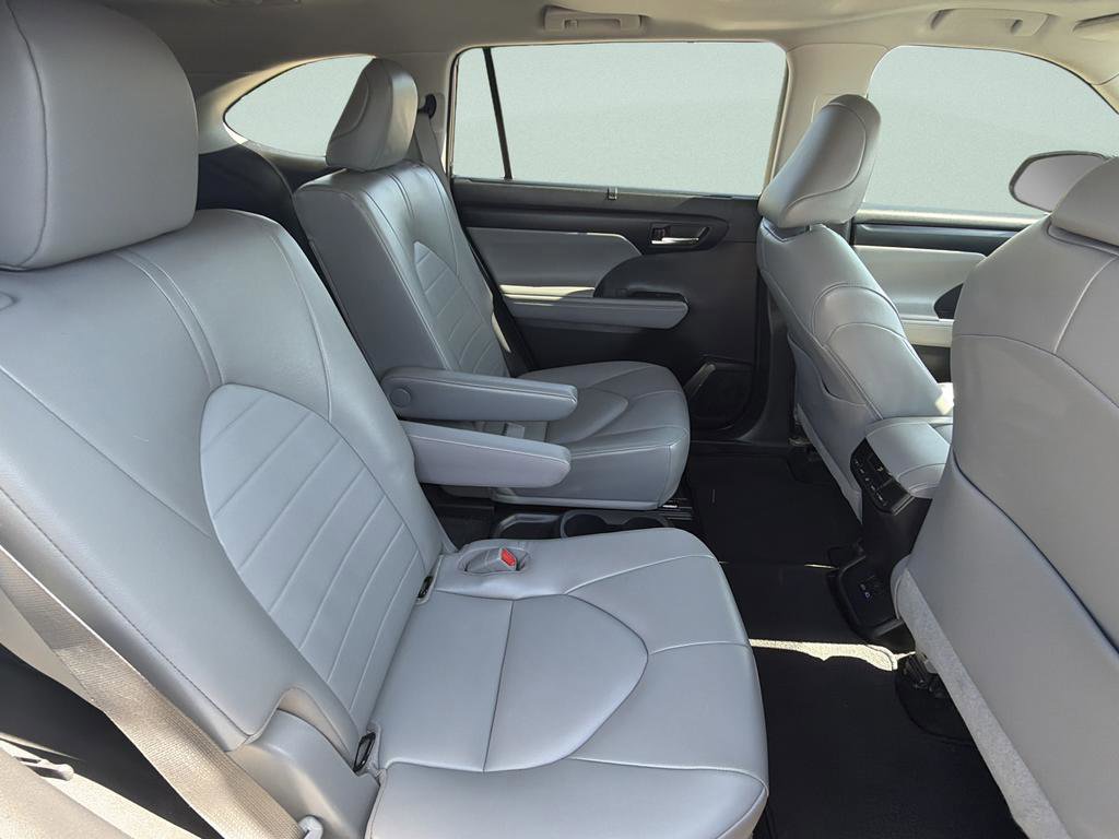 Used 2022 Toyota Highlander XLE FWD image 12