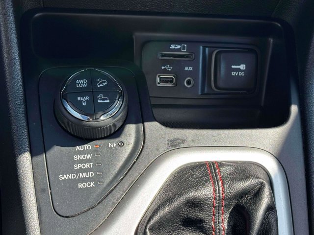 Used 2016 Jeep Cherokee Trailhawk w/ Comfort/Convenience Group AWD/4WD image 19
