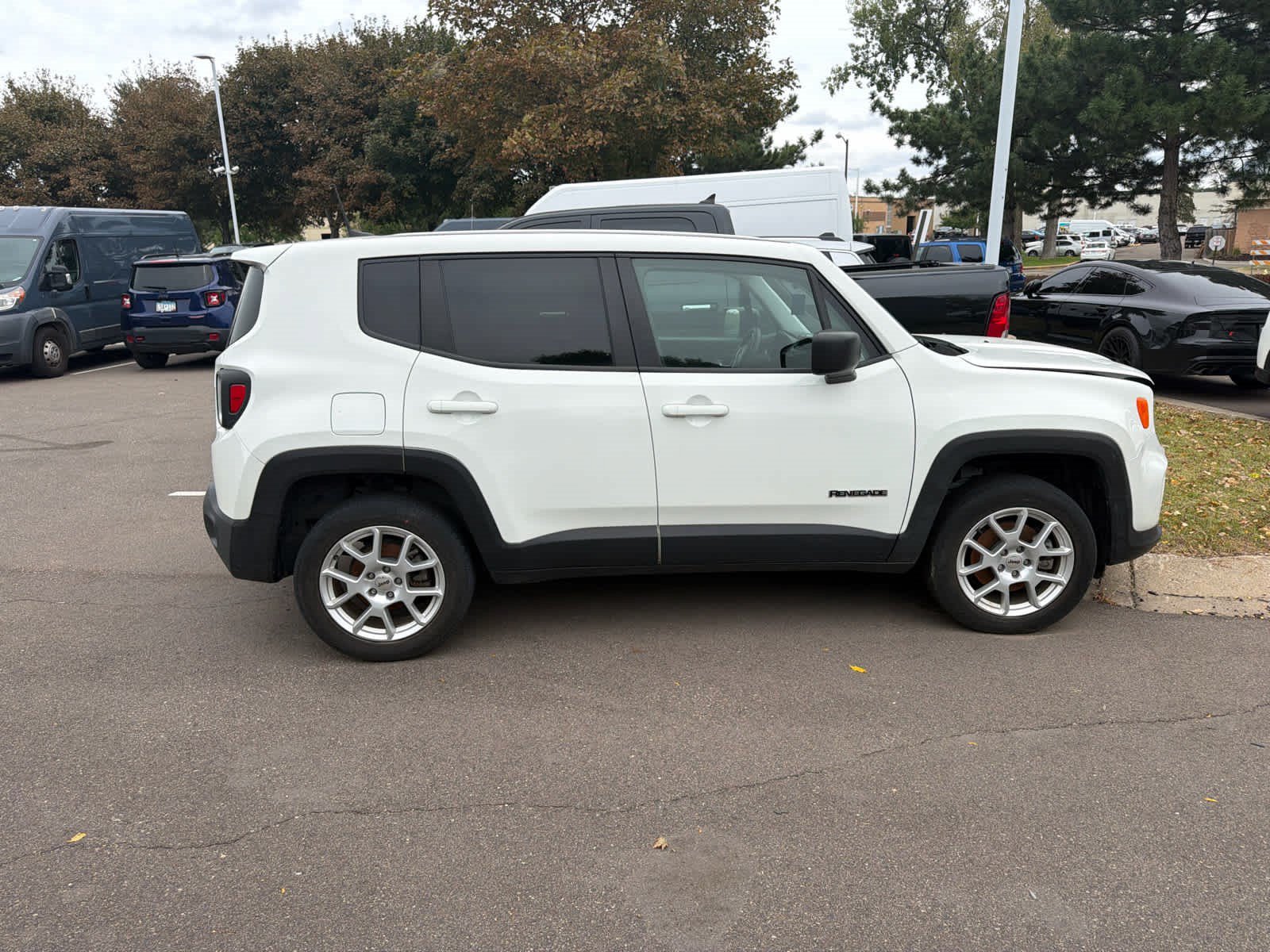 Used 2023 Jeep Renegade Latitude AWD/4WD image 3