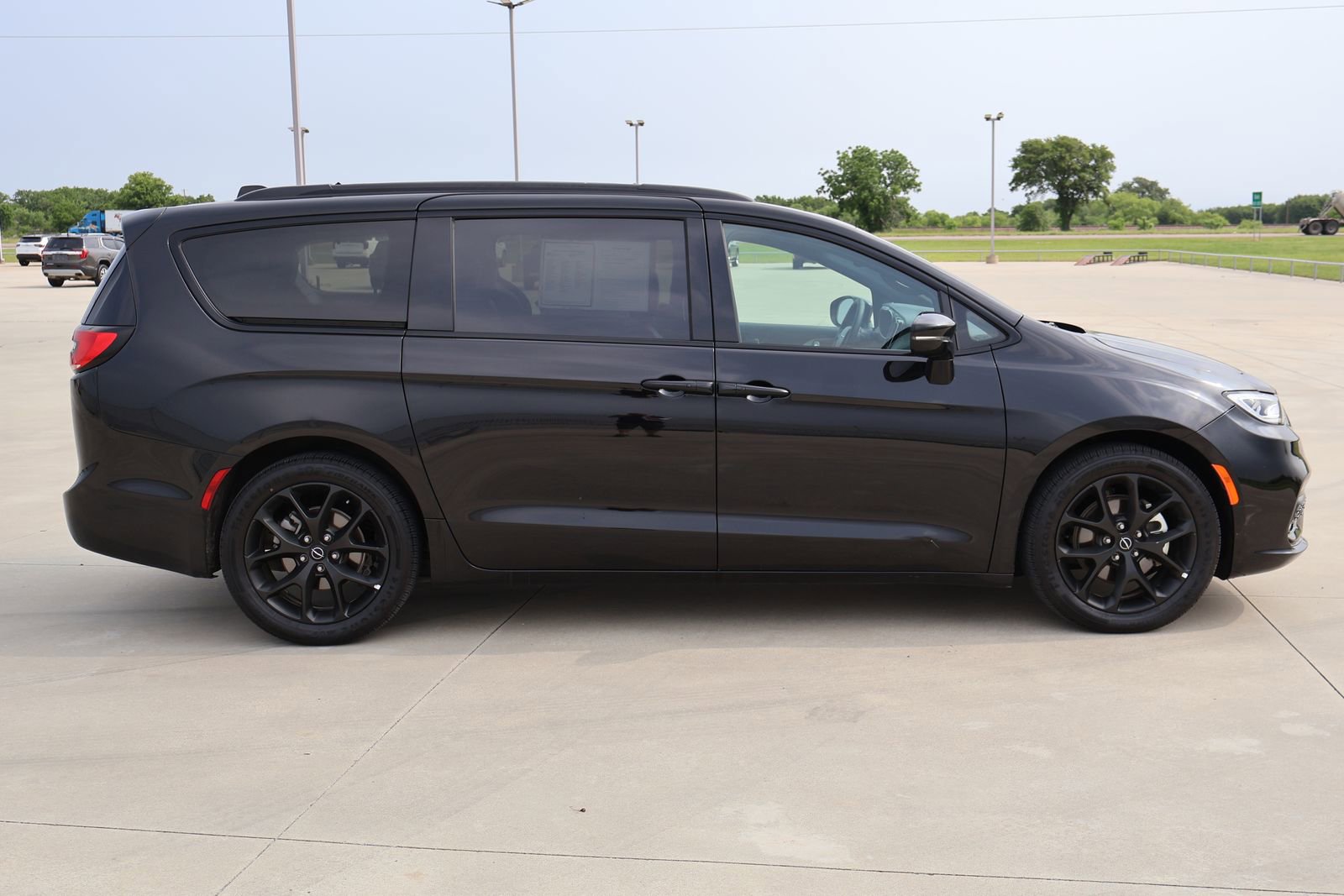Used 2025 Chrysler Pacifica Limited FWD image 5