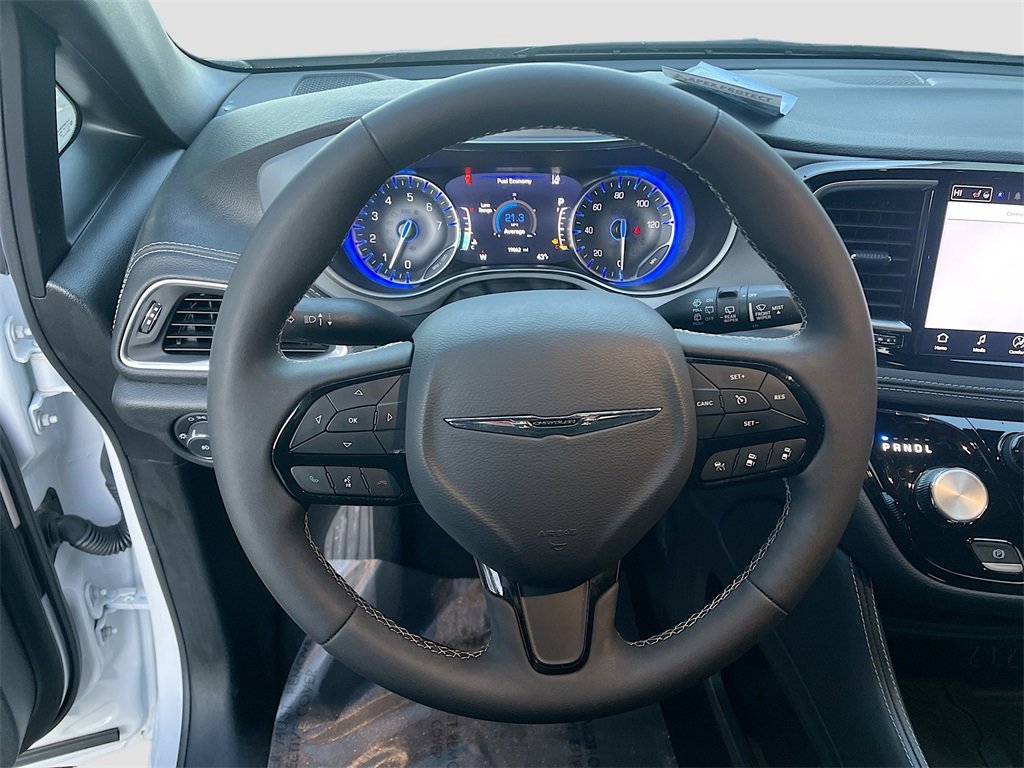 Used 2025 Chrysler Pacifica Limited image 11