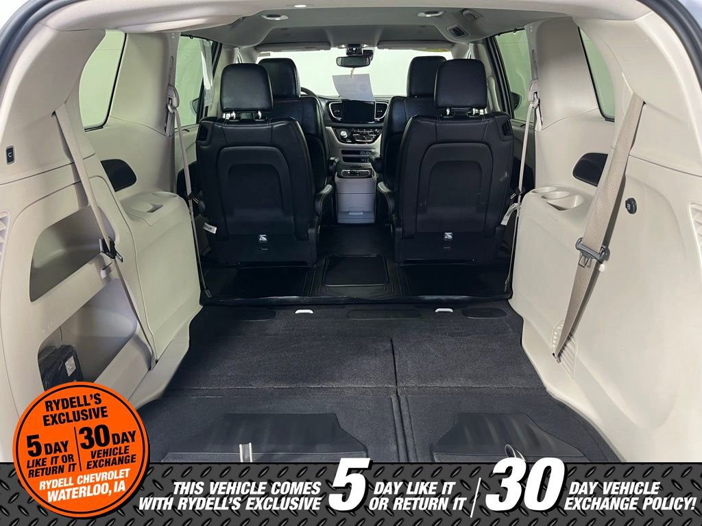 Used 2022 Chrysler Pacifica Touring-L image 21